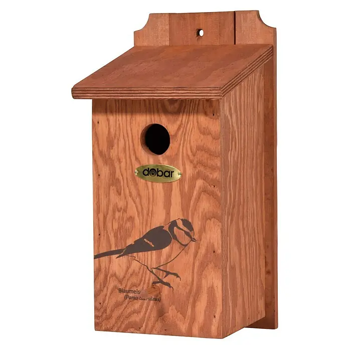 Dobar Nistkasten - L x B x H: 16 x 16 x 32 cm, Braun, Holz - Ein hölzerner Nistkasten für Blaumeisen mit dem Aufdruck eines Blaumeisenmotivs und einem "dobar"-Logo.