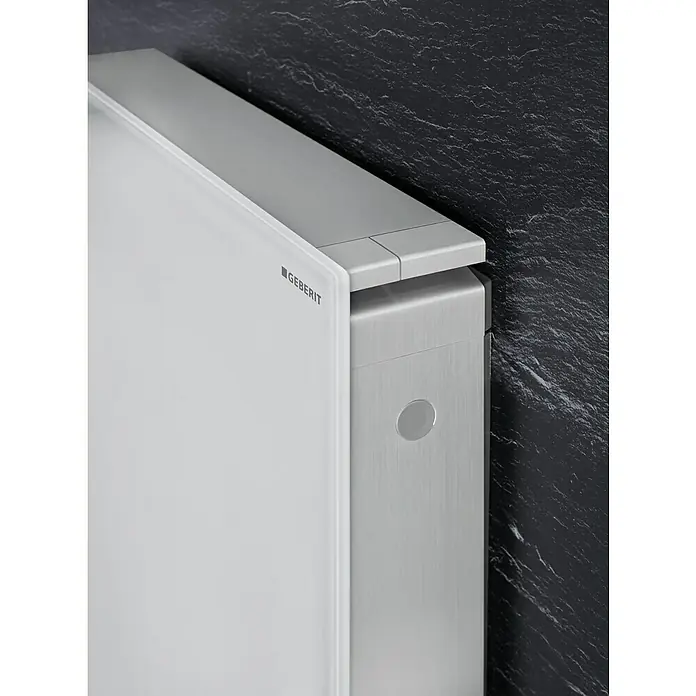 Geberit Sanitärmodul für Wand-WC Monolith - 131.031.SI.5 - 2-Mengen-Spülung, 10,6 x 50,5 x 114 cm, Weiß - Nahaufnahme eines Geberit AquaClean Dusch-WC-Elements mit weißer Glasoberfläche und silberfarbenem Rahmen vor einer dunklen Marmorwand.