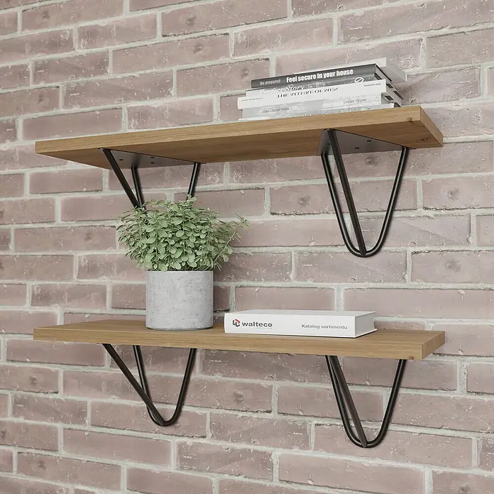 Walteco Wandkonsole Wans - L x B x H: 200 x 160 x 186 mm, Belastbarkeit: 30 kg, Schwarz, Stahl - Zwei Holzregale mit schwarzen Metallhalterungen an einer Ziegelwand, dekoriert mit Büchern und einer Pflanze.
