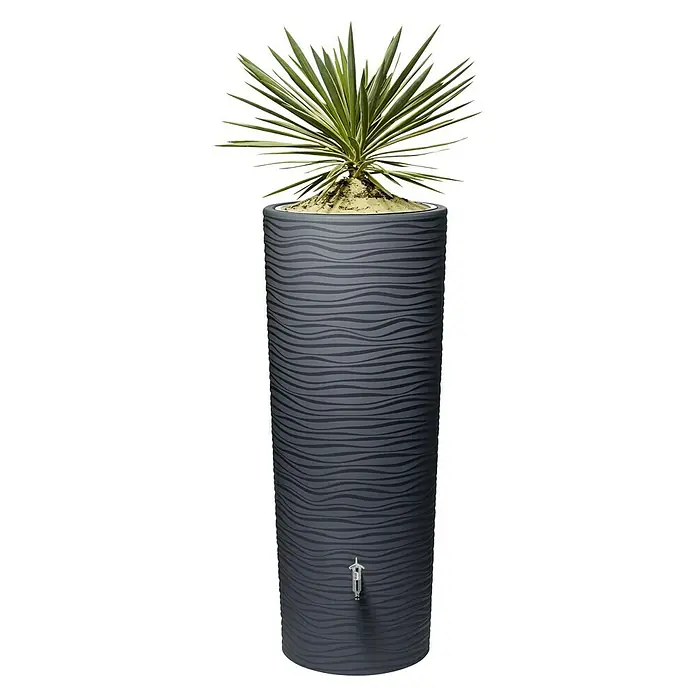 Garantia Modern Line Regenspeicher Natura 2 in 1 - 350 l, Graphite grey - Der graue Raincan Wasserspeicher, der mit einer Agave bepflanzt ist, bietet eine praktische und dekorative Möglichkeit, Regenwasser zu sammeln.