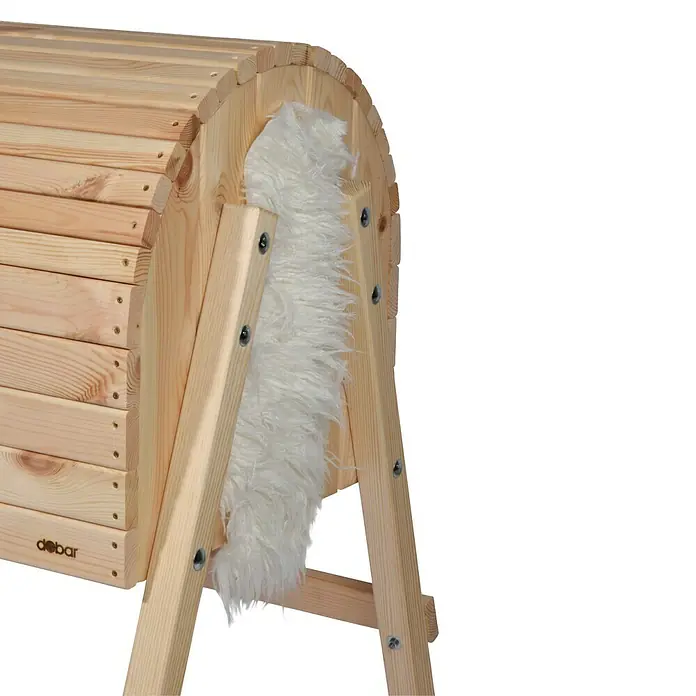 Dobar Holzpferd Bravido - L x B x H: 139 x 78 x 146 cm, Altersempfehlung: 3 Jahre - Nahaufnahme eines Holzspielzeugs mit Schaffellbesatz, ideal für Kinder zum Spielen und Entdecken neuer Welten.