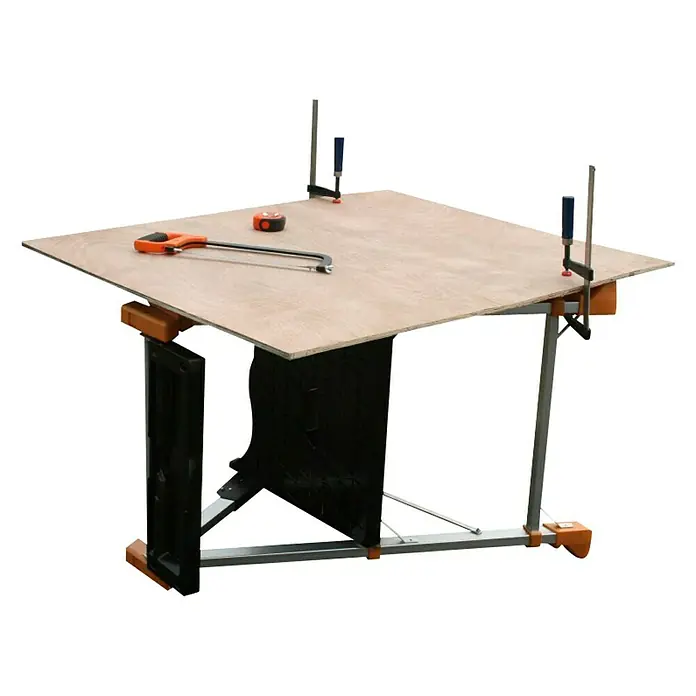 Batavia Klapptritt Transformer - Arbeitshöhe: 2,3 m, Belastbarkeit: 150 kg - Werkbank mit Holzplatte, Schraubzwingen, Fuchsschwanz und Maßband. Ideal für Heimwerkerprojekte und professionelle Anwendungen.