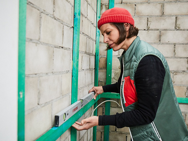 Bauhaus Workshop - Wandverkleidung mit Gipskartonplatten: Lattenkonstruktion für Verschalung an der Wand anbringen