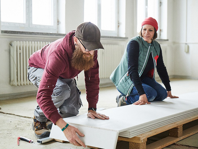 Bauhaus Workshop - Wandverkleidung mit Gipskartonplatten: Markus und Kathi schneiden die Gipskartonplatten zu