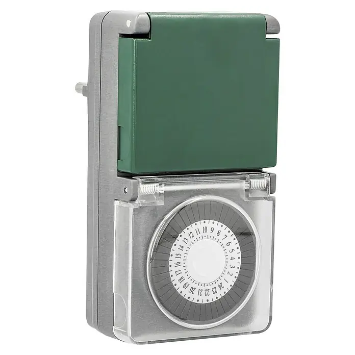Temporizador para exterior - Mecánico, Gris / Verde, 3.500 W - Un temporizador exterior para controlar dispositivos eléctricos. El dispositivo cuenta con una tapa verde y un dial para ajustar la hora.