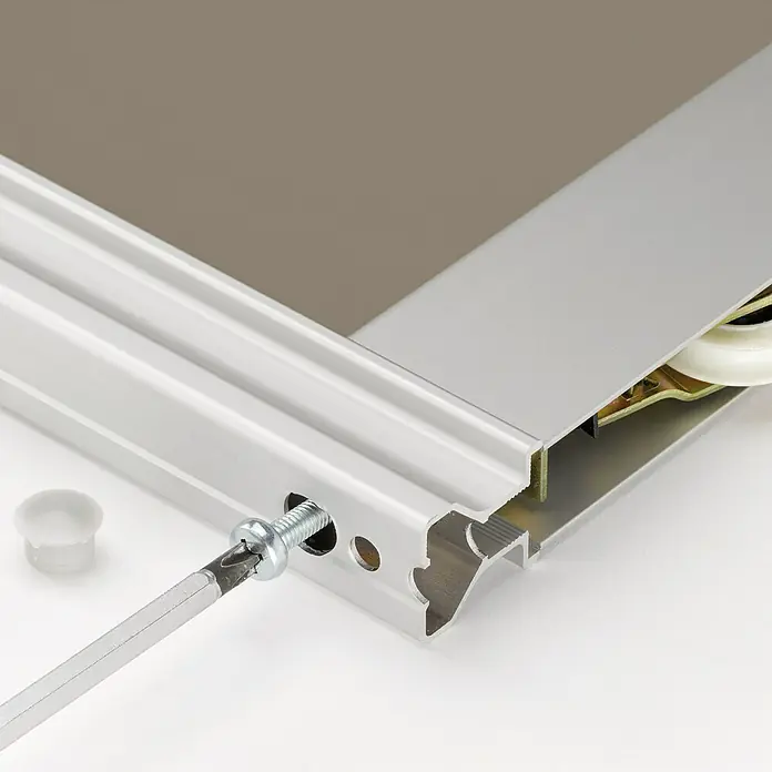 Room Plaza Easy Schiebetür-Bau-Set - Taupe/Weiß Miniperl, Farbe Beschlag: Silber - Nahaufnahme eines Aluminium-Schiebetürrahmens mit Schraube und Schraubenzieher.