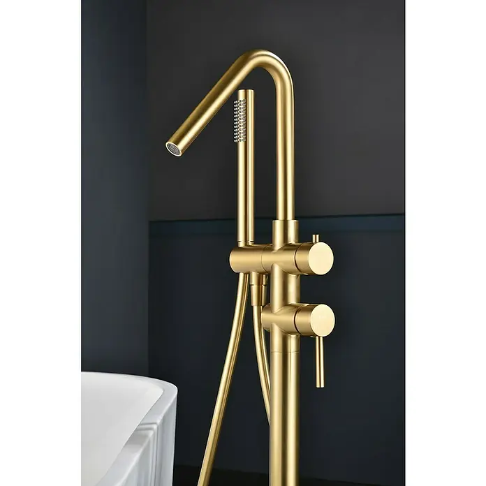 Camargue Natur Grifo para bañera - Oro - Elegante grifo dorado para bañera con teleducha y dos mandos redondos sobre un fondo oscuro.