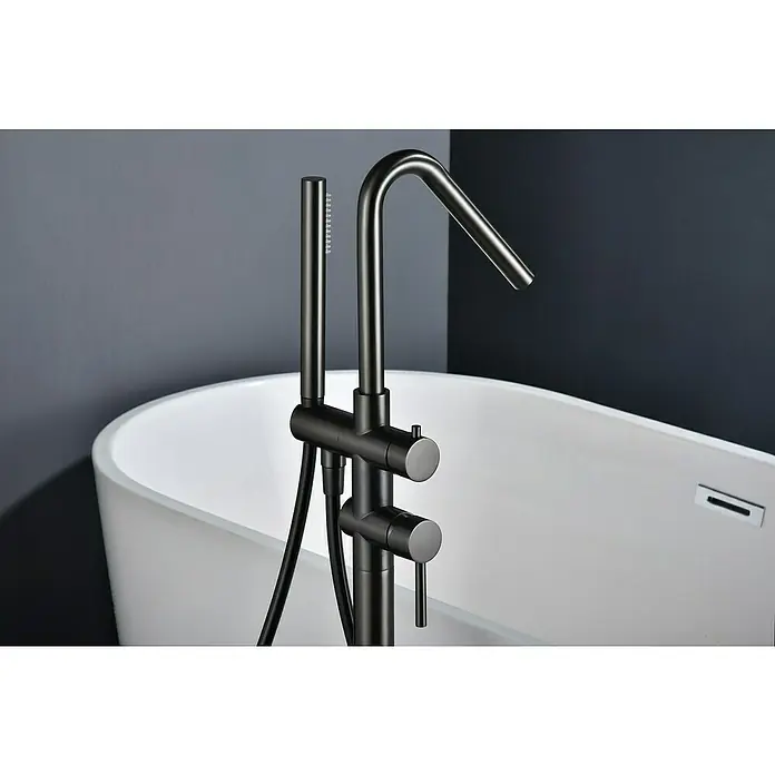 Camargue Natur Grifo para bañera - Black gun metal - Elegante grifo de bañera independiente en negro mate con ducha de mano y controles redondos, frente a una bañera moderna para un baño de lujo.