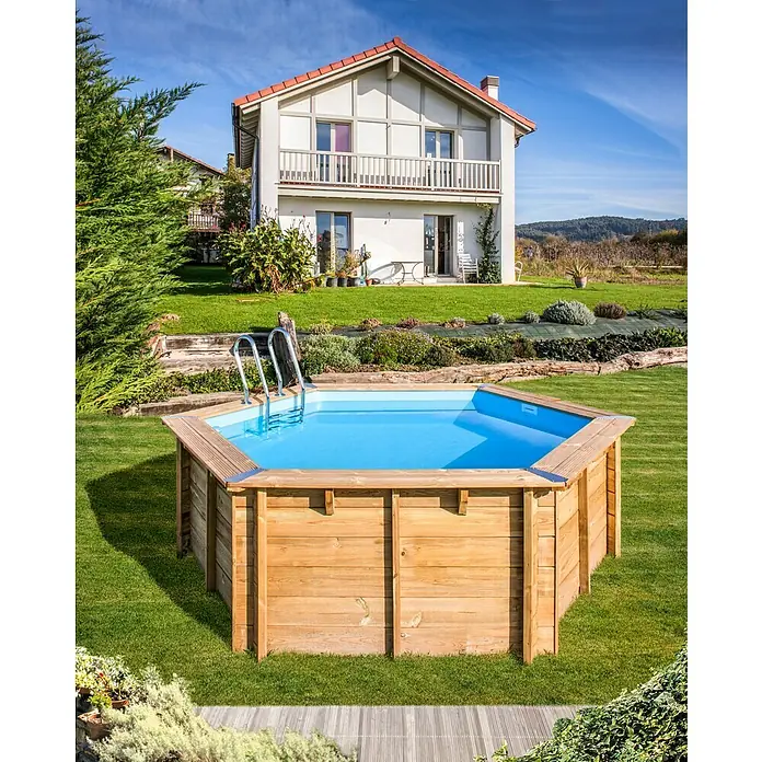 Gre Holz-Pool Vanille 2 - Ø x H: 400 x 119 cm, Braun, 8.000 l - Ein sechseckiger Holzpool steht im Garten und lädt zum Schwimmen ein. Die Leiter erleichtert den Einstieg ins kühle Nass.