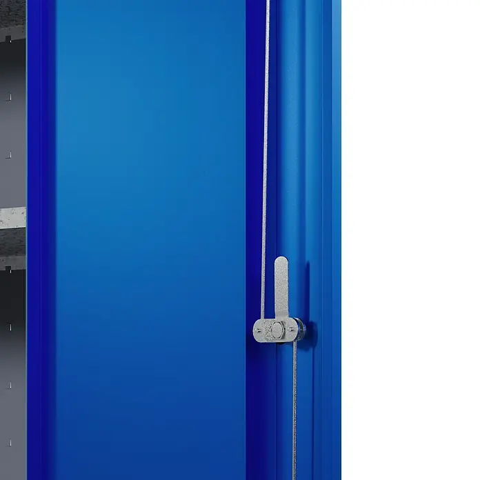 Küpper Werkstatt-Hochschrank - L x B x H: 53 x 91 x 204 cm, Anzahl Türen: 2 Stk. - Nahaufnahme eines blauen Metallschranks mit einem silbernen Verriegelungsmechanismus und einem Stahlseil.