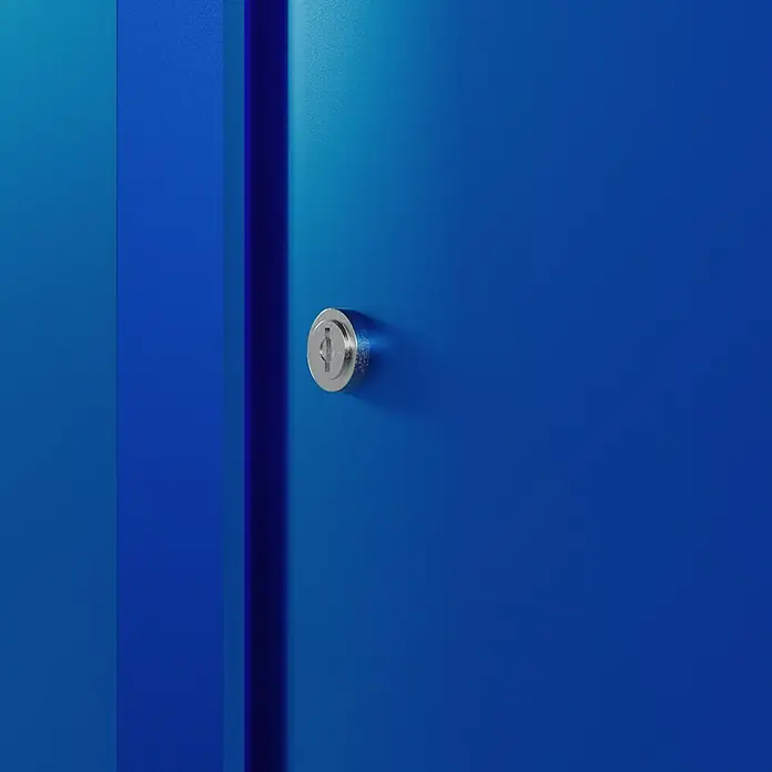 Küpper Werkstatt-Hochschrank - L x B x H: 53 x 91 x 204 cm, Anzahl Türen: 2 Stk. - Nahaufnahme eines blauen Metallschranks mit einem silbernen Schloss, das Sicherheit und Funktionalität vereint.