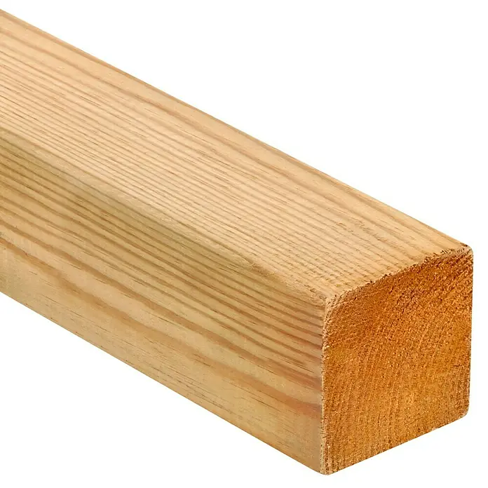 Holzpfosten90 x 90 x 2.100 mm, Kiefer, Kesseldruckimprägniert - Nahaufnahme eines hellen, quadratischen Holzpfostens, der die natürliche Maserung und die sauberen Kanten betont. Ideal für Bau- und DIY-Projekte.
