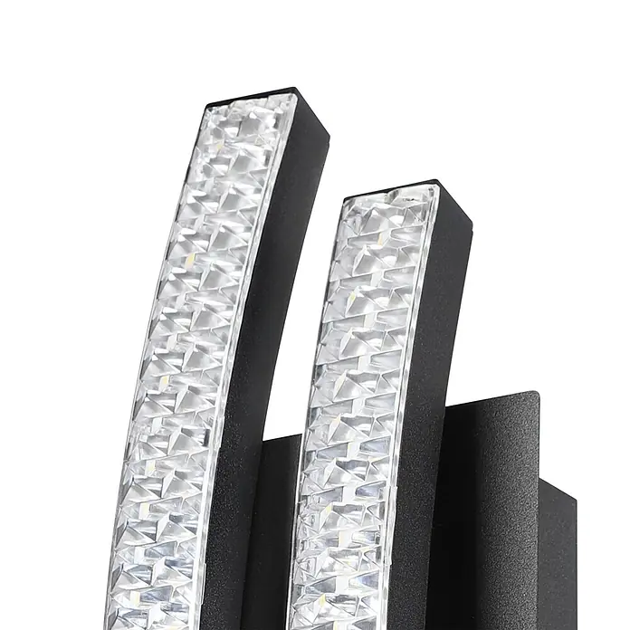 Eglo Lejias LED-Wandleuchte - 8 W, Schwarz, Warmweiß - Nahaufnahme einer modernen Wandleuchte mit kristallartigen Elementen und schwarzem Gehäuse, die ein elegantes Lichtdesign zeigt.