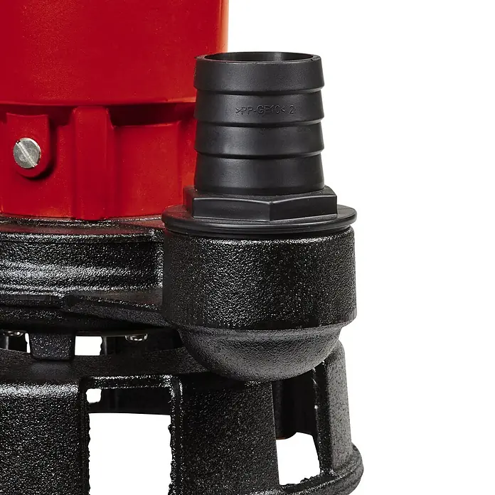 Einhell Bomba para aguas residuales GE-DP 900 Cut - 900 W, Capacidad de bombeo máx.: 16.000 l/h, Profundidad de inmersión: 7 m - Primer plano de una bomba de agua roja y negra, que muestra el detalle de su construcción y su conector.