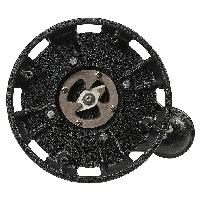 Einhell Bomba para aguas residuales GE-DP 900 Cut - 900 W, Capacidad de bombeo máx.: 16.000 l/h, Profundidad de inmersión: 7 m - Primer plano de la parte inferior de un molinillo, con discos metálicos, tornillos y una carcasa negra texturizada.