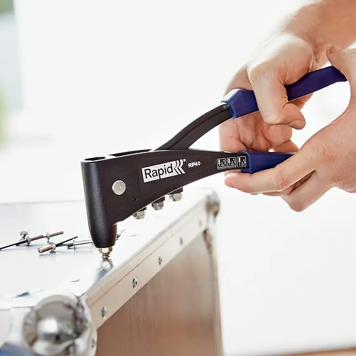 Rapid Blindniete - Nietlänge: 8 mm, Nietdurchmesser: 3,2 mm, 100 Stk. - Nahaufnahme einer Rapid RP40 Nietzange bei der Arbeit, die ein Metallgehäuse vernietet.