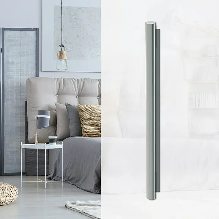 Diamond Doors Griffstange GS 49016 - Griffstange einseitig (1 Stk.) mit Griffleiste (1 Stk.), 350 x 25 mm - Nahaufnahme einer modernen Schlafzimmerausstattung mit einem grauen Bett, einem Nachttisch und einem stilvollen, schlanken, grauen Heizkörper.