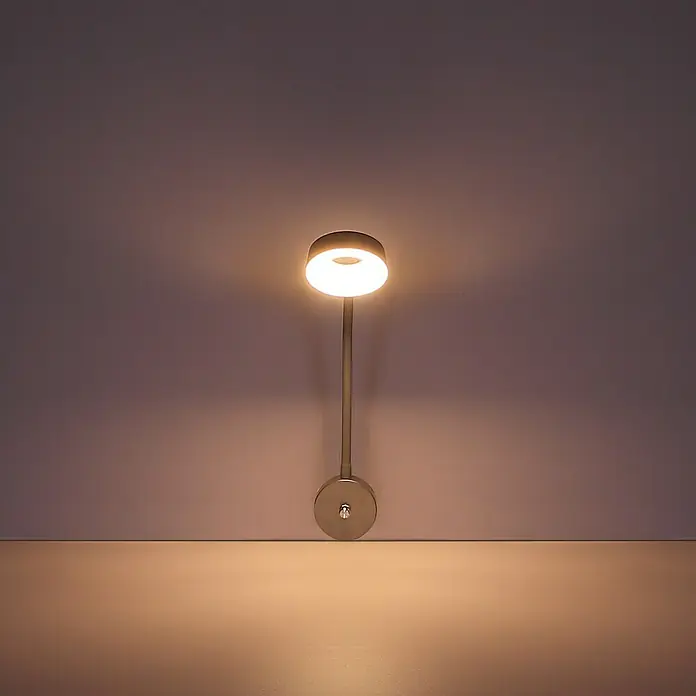 Globo LED-Wandleuchte LEHOVO - B x H: 26 x 45,5 cm, Silber - Nahaufnahme einer modernen Wandleuchte mit warmem Licht, die eine gemütliche Atmosphäre erzeugt und das schlichte Design betont.