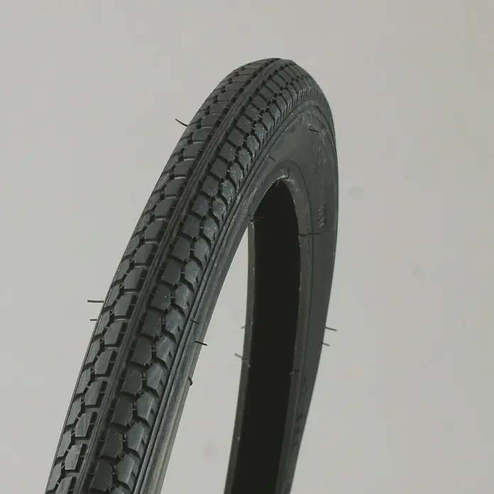 Fischer Fahrradreifen - Geeignet für: Straße, 26 ", 1,75 " - Nahaufnahme eines schwarzen Fahrradreifens mit detailliertem Profil vor neutralem Hintergrund.