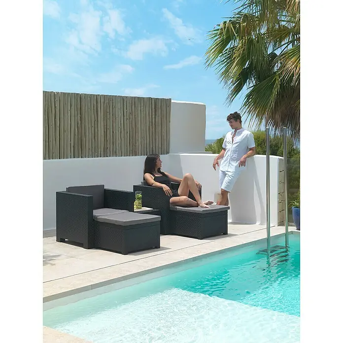 Shaf Conjunto de muebles Sira - 5 pzs., Polipropileno, Grafito - Relájese con estilo junto a la piscina con este elegante juego de sillones lounge. Disfrute de la comodidad y el diseño moderno.
