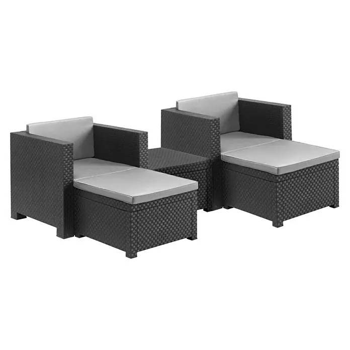 Shaf Conjunto de muebles Sira - 5 pzs., Polipropileno, Grafito - Primer plano de dos muebles de ratán para exteriores con cojines de color gris claro, que ofrecen comodidad y estilo para cualquier espacio al aire libre.