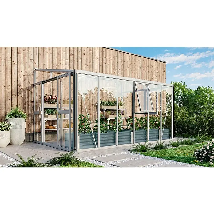 Vitavia Gewächshaus Helena 10200 - Außenmaß inkl. Dachüberstand (B x T): 397 x 266 cm, 3 mm, Aluminium - Nahaufnahme eines Gewächshauses aus Glas mit Pflanzen, das eine elegante und funktionale Struktur für den Garten bietet.