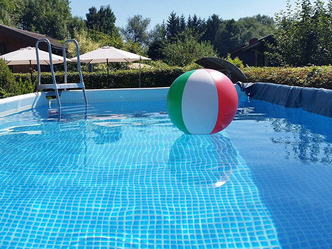 Wasserball liegt in Pool