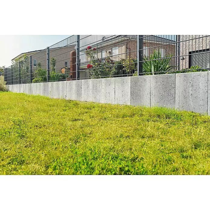Diephaus L-Stein - 100 cm, 50 cm, Stärke: 7 cm, Grau - Graue Betonstützmauer mit dunklem Metallzaun, trennt Rasenfläche von Hausgarten.