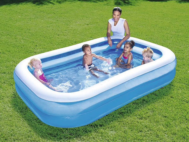 Frau und Kinder baden im Quick-Up Pool