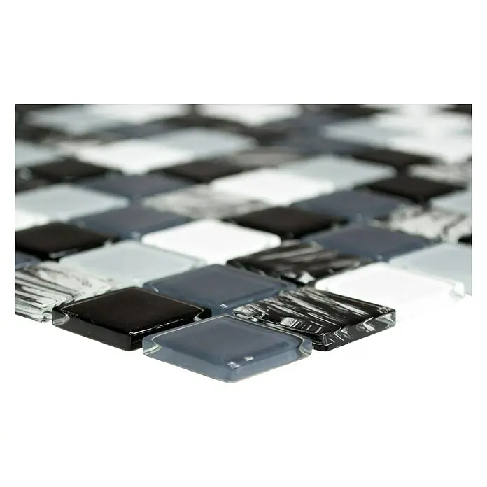 Selbstklebemosaik Quadrat Crystal SAM 4CM28 - 30 x 30 cm, Grau, Glänzend - Nahaufnahme von glänzenden Mosaikfliesen in Schwarz, Weiß und Grau, die ein elegantes Muster für Badezimmerböden oder Küchenrückwände bilden.