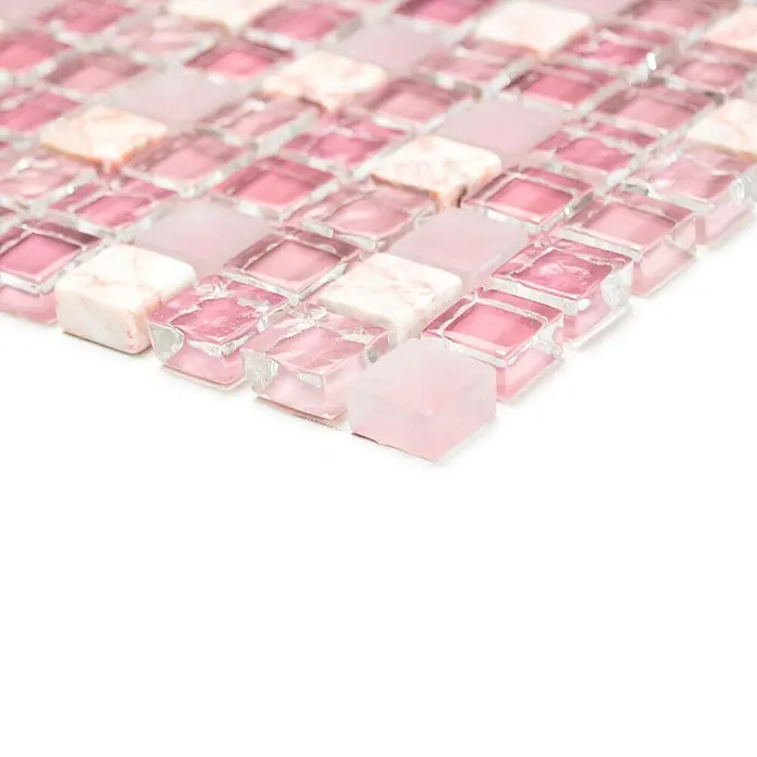 Mosaikfliese Quadrat Crystal Mix XCM M940 - 30,5 x 32,2 cm, Rosa, Glänzend - Nahaufnahme einer Anordnung von quadratischen rosa Mosaikfliesen mit Marmor- und Glasoptik, ideal für stilvolle Innenraumgestaltung.