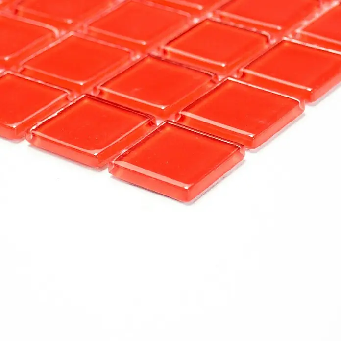 Mosaikfliese Quadrat Crystal Uni CM 4060 - 32,7 x 30,2 cm, Rot, Glänzend - Nahaufnahme von leuchtend roten Glasmosaikfliesen, die ein glänzendes Muster auf einer weißen Oberfläche bilden. Perfekt für auffällige Akzente.