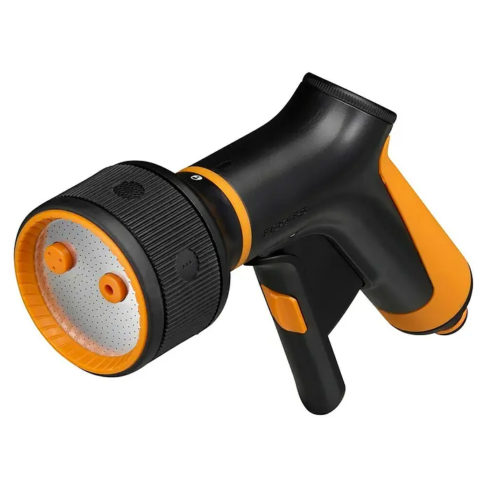 Fiskars Sprühpistole Multi mit Frontregler - Anzahl Sprühformen: 3 Stk. - Das Bild zeigt eine schwarze und orangefarbene Fiskars Gartenspritze, die vielseitig einsetzbar ist und eine komfortable Handhabung bietet.