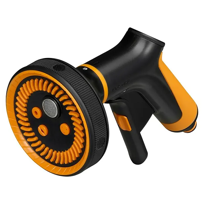 Fiskars Sprühpistole Multi mit Frontregler - Anzahl Sprühformen: 5 Stk. - Nahaufnahme eines Fiskars-Gartensprühgeräts in Schwarz und Orange.
