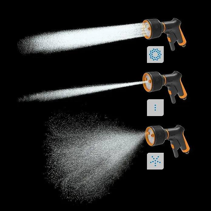 Fiskars Sprühpistole Multi mit Frontregler - Anzahl Sprühformen: 3 Stk. - Verschiedene Sprühmodi einer Fiskars Gartenspritze mit orangefarbenen Akzenten, dargestellt auf schwarzem Hintergrund.