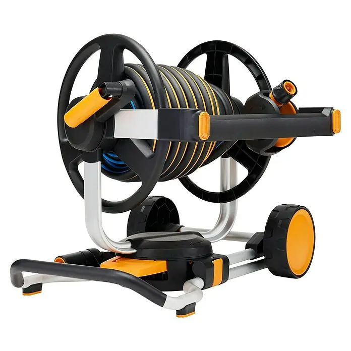 Fiskars Schlauchwagen Waterwheel XL manuell - Kunststoff/Metall - Ein schwarzer und gelber Fiskars Schlauchwagen, ideal für die Gartenarbeit, präsentiert sich auf einem schwarzen Hintergrund.