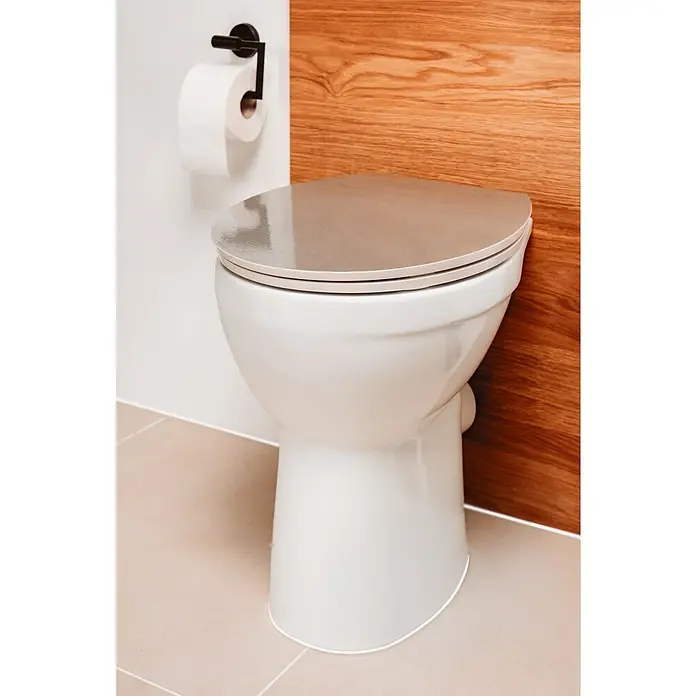 Poseidon WC-Sitz Silver Glitter - Duroplast, Silber/Weiß, Mit Absenkautomatik - Eine moderne Toilette in einem Badezimmer, die durch ihr schlichtes, weißes Design und die Holzverkleidung eine stilvolle Note erhält.