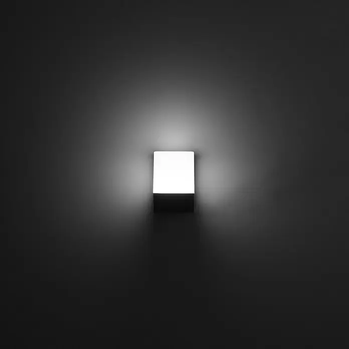 Forlight Aplique exterior LED Opalo - 9,4 W, L x An x Al: 11 x 8 x 11,9 cm, Antracita, Blanco neutro - Primer plano de una lámpara de pared cuadrada que emite luz brillante sobre una pared oscura, mostrando una solución de iluminación moderna.