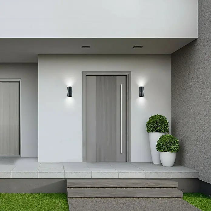 Forlight Aplique exterior Dofo - 16 W, L x An x Al: 9,5 x 11 x 19,5 cm, Negro, GU10 - Puerta principal moderna con iluminación elegante y arreglos de plantas para una zona de entrada acogedora.