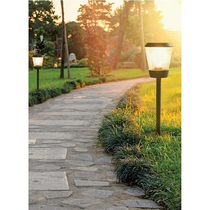 Forlight Elaine Lámpara de pie para exterior - 15 W, Color del marco: Antracita, 17,5 x 17,5 x 60 cm, Sin bombillas - Sendero de jardín empedrado con bordes de césped, iluminado por modernas luces exteriores que emiten una luz cálida, creando un ambiente idílico.