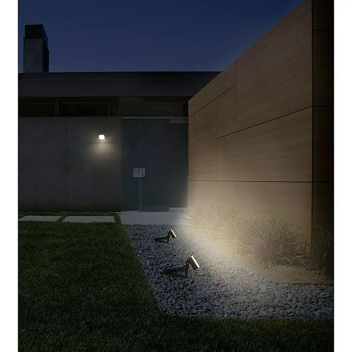 Forlight Aplique exterior LED Tilt - 6,6 W, L x An x Al: 5 x 9 x 9 cm, Antracita, Blanco neutro - Jardín iluminado con focos dirigidos que resaltan una casa moderna y zona de grava. Solución de iluminación exterior elegante.