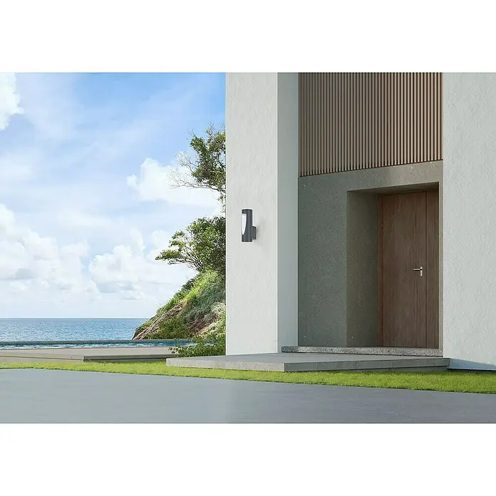Forlight Reweood Aplique exterior LED - 7,1 W, L x An x Al: 9,5 x 6,5 x 19 cm, Antracita, Blanco neutro - Luz exterior moderna en la fachada de una casa elegante con vista al mar. Diseño elegante para un ambiente acogedor.