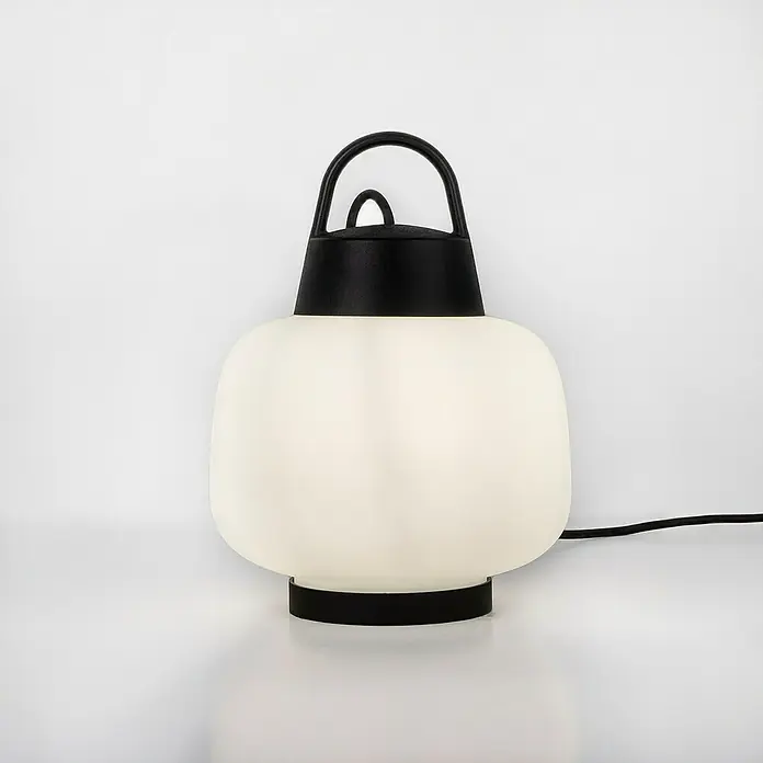 Forlight Portalámparas colgante Lamtam - 15 W, Ø x Al: 24 x 32 cm, Blanco/Negro, E27 - Primer plano de una lámpara de mesa moderna con asa y base negras, que emite una luz suave y difusa.