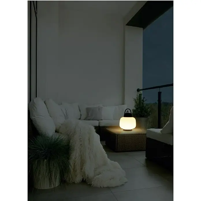 Forlight Portalámparas colgante Lamtam - 15 W, Ø x Al: 24 x 32 cm, Blanco/Negro, E27 - Esta imagen muestra una linterna inalámbrica moderna con asa sobre una mesa de exterior, creando un ambiente acogedor.