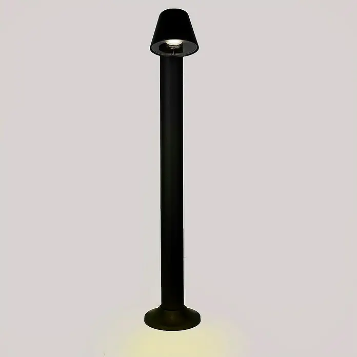 Forlight Cone Lámpara de pie para exterior - 8 W, Color del marco: Negro, 11,7 x 15 x 80 cm, Sin bombillas - Esta imagen captura una elegante lámpara de jardín negra, su luz crea un ambiente acogedor, acentuando el espacio exterior.