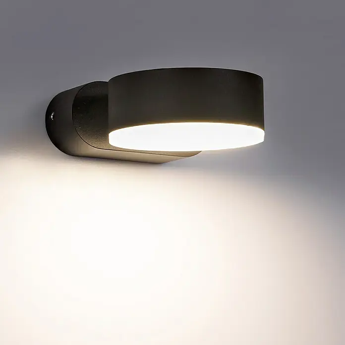 Forlight Pale Aplique exterior LED - 10,5 W, L x An x Al: 11 x 8,3 x 4 cm, Antracita, Blanco neutro - Primer plano de un elegante aplique de pared negro, redondo, que emite una luz cálida y acogedora en la habitación.