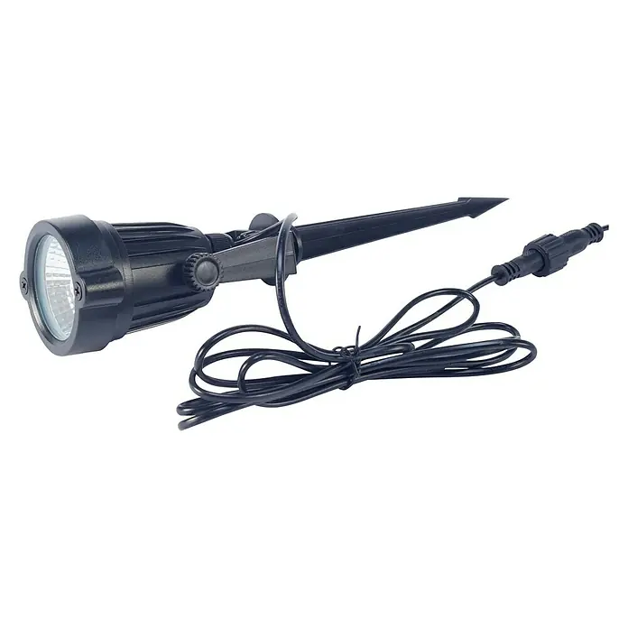Forlight Proyector LED solar Hub - Blanco frío, IP65 - Primer plano de un foco de jardín negro con estaca y cable sobre un fondo negro.