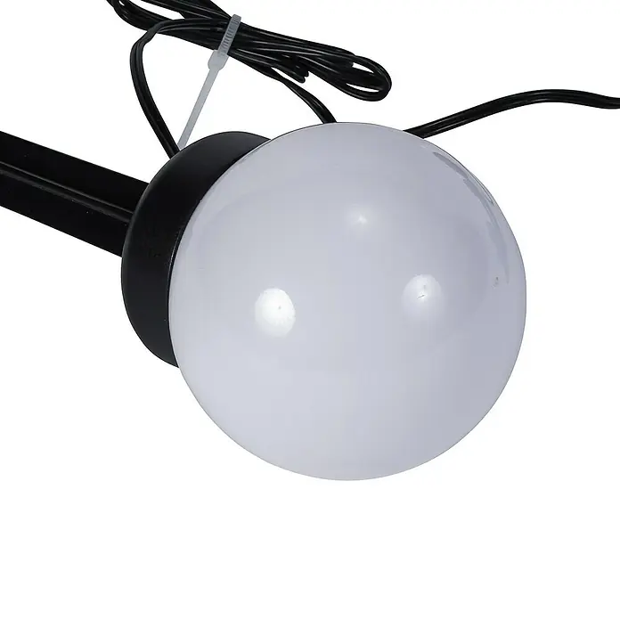 Forlight Proyector LED solar Bob - IP44 - Primer plano de una lámpara de exterior redonda y blanca con soporte negro y brida, ideal para iluminación de jardines o patios.