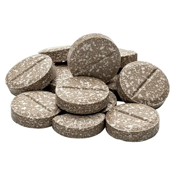 Neudorff Stechmückenfrei Neudomück - 10 Stk. - Nahaufnahme einer Anhäufung von runden, gesprenkelten Tabletten mit einer Kerbe, die eine einfache Dosierung ermöglicht.