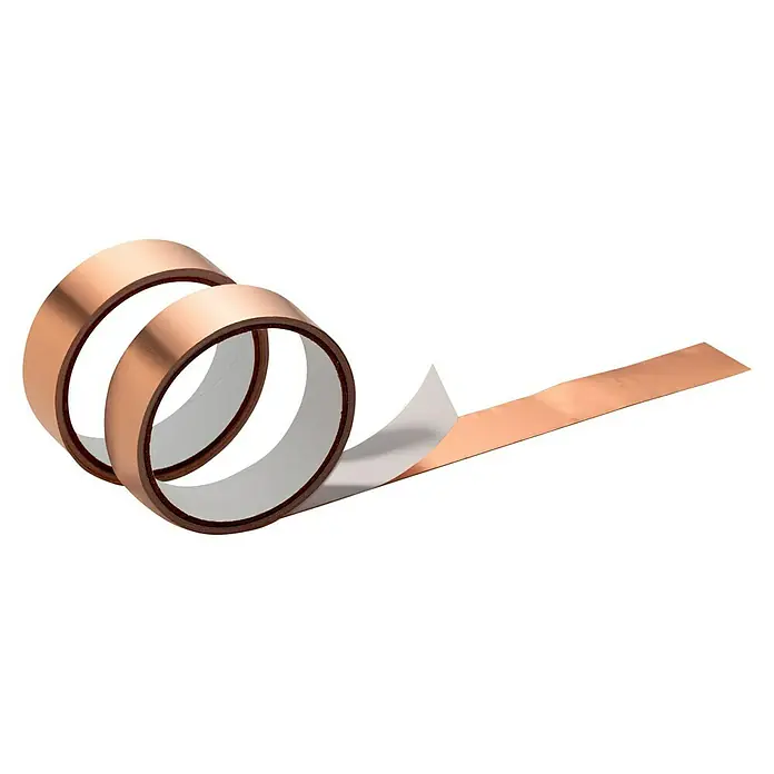 Neudorff Ferramol Schneckenband - 8 m - Nahaufnahme von zwei Rollen Kupferband mit abziehbarer Rückseite. Das Kupferband ist glänzend und reflektiert das Licht.
